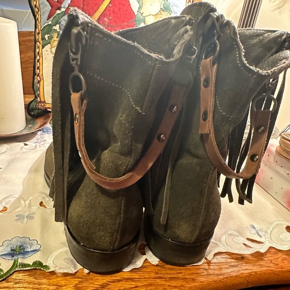 Suede Vera Gomma ankle boots with side zippers and frills - Picture 4 of 10